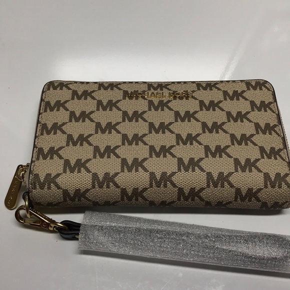 *SOLD* Michael Kors wristlet - Picture 2 of 7